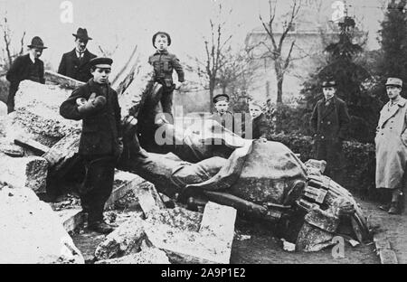 La rivoluzione tedesca - disordini rivoluzionari in Germania. La statua di Feldgrave è stata tirata giù con tale forza di Metz che la testa è stata completamente interrato sotto il marciapiede ca. 1918-1919 Foto Stock