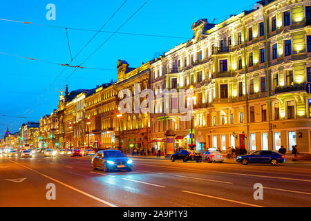 Paesaggio urbano di notte con il traffico su illuminato dalla Prospettiva Nevsky, San Pietroburgo, Russia Foto Stock