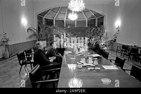 Secondo incontro del Presidente Ford e sovietica gen. Segretario di Leonid Brezhnev per parlare di armi nucleari limitazioni e la firma di un comunicato congiunto. Conferenza Hall-Okeansky Sanitarium, Vladivostok, URSS. Il 23 novembre 1974. [Als presenti sono il segretario di Stato Henry Kissinger, Ministro degli esteri Andrei Gromyko, ambasciatore sovietico Anatoly Dobrynin, Brezhnev's interprete personale Victor Sukhodev e altri.] Foto Stock