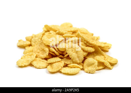 Cornflakes isolato vicino. Pila di fiocchi di mais su sfondo bianco Foto Stock