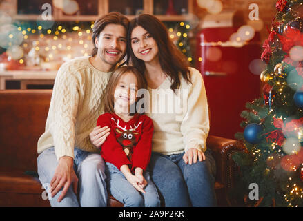 Affettuosa famiglia ottenere pronto per il nuovo anno celebrazione Foto Stock