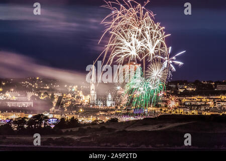 Cobh, Cork, Irlanda. 14 Agosto, 2014. L annuale spettacolo di fuochi d'artificio alla fine dei popoli di Cobh Regata come visto da Crosshaven domenica sera. Foto Stock