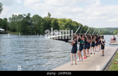 Henley. Berks, Regno Unito. "Ruotando l'Otto' dopo il sollevamento dell'acqua. 2017 Henley' regata femminile. Canottaggio sul, Henley raggiungere. Il fiume Tamigi. Sabato 17/06/2017 [Credito Pietro SPURRIER/Intersport immagini] Foto Stock