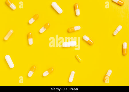 Medicina colorate pillole capsule su un singolo colore di sfondo Foto Stock