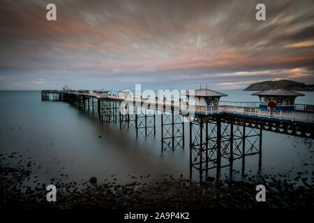 Llandudno Pier Galles con la spiaggia e gli scogli in primo piano Foto Stock