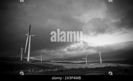 Turbina eolica campo a Lambrigg nel Lake District inglese. Il nero e il bianco paesaggio. Foto Stock