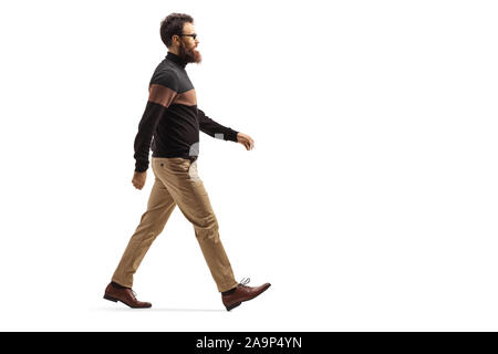 Lunghezza piena ripresa del profilo di un uomo barbuto con vetri isolati a piedi su sfondo bianco Foto Stock
