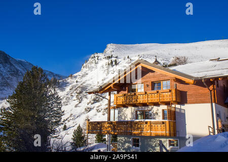 Chalet in legno in montagna Foto Stock