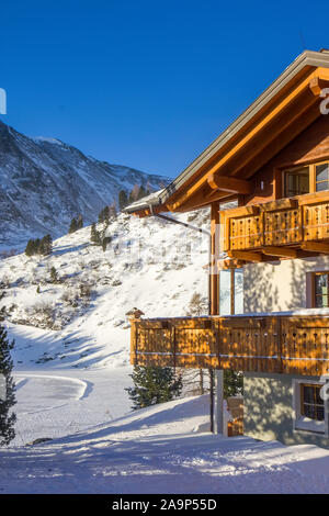 Chalet in legno in montagna Foto Stock