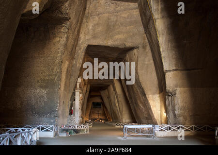 Napoli, Italia - 09 July, 2016: Fontanelle cimitero di Napoli è un ossario e ossario situato in una grotta nel tufo della collina in Materd Foto Stock