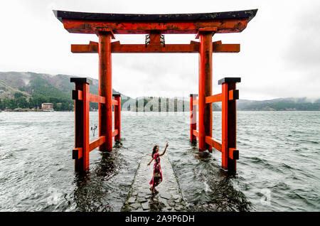 Il famoso cancello dei torii sul lungolago del Santuario di Hakone si trova ai piedi del Monte Hakone lungo le rive del Lago Ashi. Famosa piazza panoramica per i turisti. Foto Stock