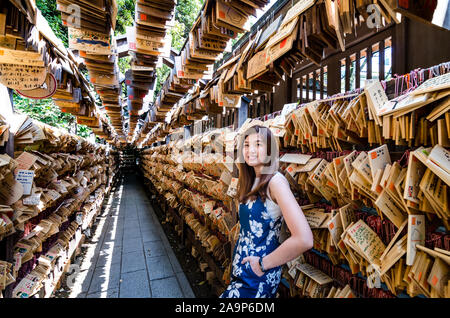 Un tunnel pieno di piastra di benedizione al Santuario di Hikawa a Kawagoe. Le preghiere al santuario di Hikawa sono per una benedizione d'amore - Prefettura di Saitama Foto Stock