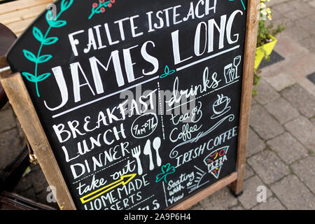 Cafe scheda menu con le attuali offerte speciali al di fuori del cafe, Dingle, Irlanda Foto Stock