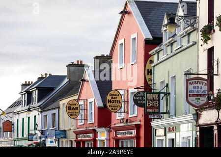 Gli edifici colorati, cafe', pub, negozi nella città costiera di Dingle, Kerry, Irlanda Foto Stock