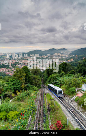 La ferrovia di Penang Hill è una funicolare ad una sezione che sale dalla collina di Penang dall'aria ITAM, alla periferia della città di George Town. Foto Stock