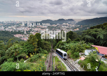 La ferrovia di Penang Hill è una funicolare ad una sezione che sale dalla collina di Penang dall'aria ITAM, alla periferia della città di George Town. Foto Stock