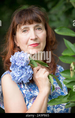 Ritratto di un ordinario anno sessanta vecchia donna Foto Stock