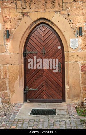Vecchia porta di legno come ingresso al Ristorante della fortezza medievale chiamato " Burg Steinsberg' nella città Sinsheim in Germania Foto Stock