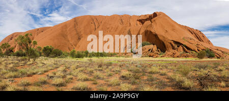 Uluru, o Ayers Rock, è un massiccio monolito di pietra arenaria nel cuore del nord del territorio arido 'Red Centre'. Foto Stock