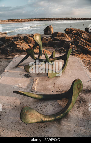 Penders Beach, Yamba NSW - 30 settembre 2019: Scultura a Turners Beach etichettata 'Furcula 2011'. Foto Stock