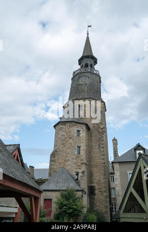 Dinan, Cotes-d-Armor / Francia - 19 agosto 2019: la storica torre dell'orologio nel centro storico di Dinan in Bretagna Foto Stock