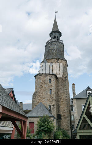 Dinan, Cotes-d-Armor / Francia - 19 agosto 2019: la storica torre dell'orologio nel centro storico di Dinan in Bretagna Foto Stock