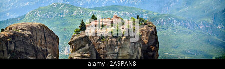 Meteora medievale monastero della Santa Trinità sulla sommità di un pilastro di roccia in Meteora montagne, Tessaglia, Grecia. Panorama. Foto Stock