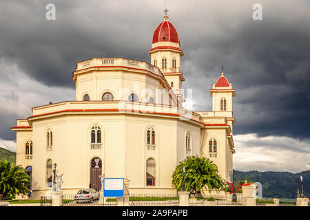 Basilica in onore di Nostra Signora della Carità con black thunder nuvole sopra, El Cobre, Santiago de Cuba, Cuba Foto Stock