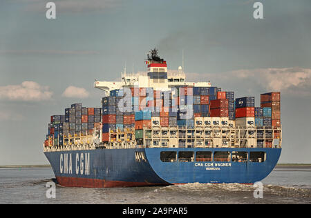 CMA CGM Wagner sul fiume Elba Foto Stock