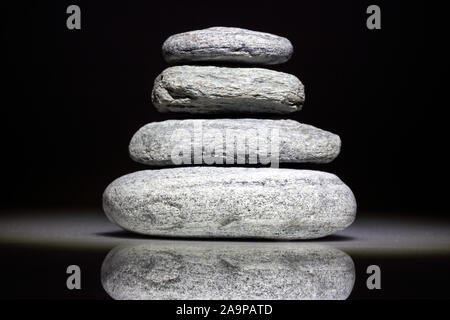 Quattro pietre impilate isolato Foto Stock