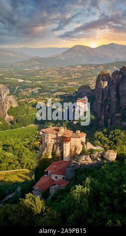 Meteora medievale monastero di Roussanou sulla sommità di un pilastro di roccia in Meteora montagne, Tessaglia, Grecia Foto Stock