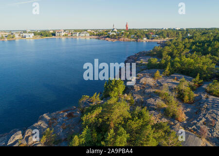 Vista della baia della città di Hanko su un soleggiato luglio mattina (fotografia aerea). Finlandia meridionale Foto Stock