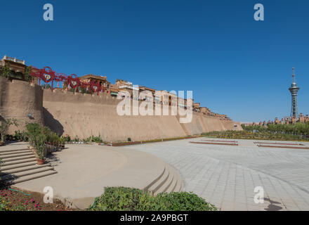 Principale città dell'etnia uigura, e una tappa importante lungo la Via della Seta, Kashgar visualizza una meravigliosa Città Vecchia, circondato dalle massicce mura della città Foto Stock