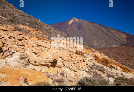 Tenerife, vista verso il Teide, il monte più alto della Spagna e bacino atlantico, dal sentiero della salita di Guajara mountain Foto Stock