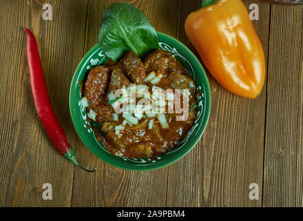 Birria de res estilo Jalisco, autentico stufato di manzo con un arrosto di manzo, acqua, essiccato Cile da Jalisco, Messico Foto Stock