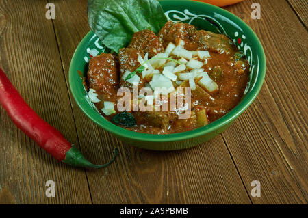 Birria de res estilo Jalisco, autentico stufato di manzo con un arrosto di manzo, acqua, essiccato Cile da Jalisco, Messico Foto Stock