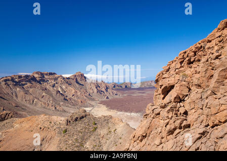 Tenerife, vista di Canadas del Teide casse di vecchio rimane dal sentiero della salita di Guajara montagna, oltre la cresta di montagna La Gomera e El Foto Stock