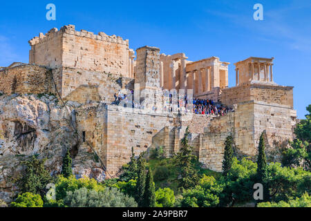 Atene, Grecia. I Propilei, gateway che serve da ingresso per l'Acropoli di Atene. Foto Stock