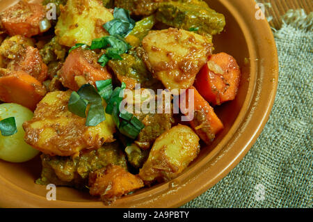 Ukrainian stufati di carne di manzo patate, fatta con brasato di manzo e aglio e cipolla salsa di pomodoro. Foto Stock