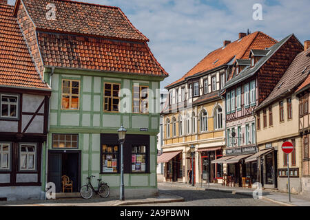 Vista della strada Kaiserstrasse e colorato tradizionale e storico tipiche case a graticcio della città vecchia di Quedlinburg. Foto Stock