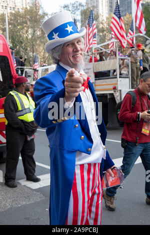 Lo zio Sam vi vuole. Un uomo vestito come lo zio Sam al Veteran's parata del giorno a Manhattan, New York City. Foto Stock