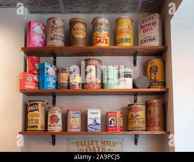 Una fantastica collezione di pacchetti di fiocchi d'avena e prodotti presso il ristorante OATMEALS, il primo al mondo di farina di avena bar. Ad ovest sulla terza San nel Greenwich Village di New York Foto Stock