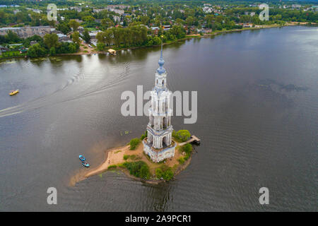 Vecchio allagato campanile sullo sfondo della città di Kalyazin su un nuvoloso giorno di luglio (fotografia aerea). Regione di Tver, Russia Foto Stock