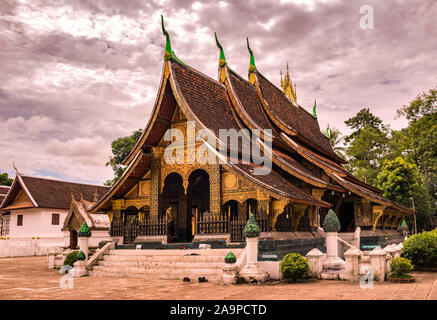 Tempio o era nel pittoresco patrimonio mondiale elencati città di Luang Prabang in Laos. Una delle migliori destinazioni di viaggio nel sud est asiatico Foto Stock