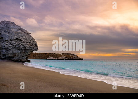 Splendido tramonto a Agios Pavlos beach, a sud di Creta, Grecia. Foto Stock