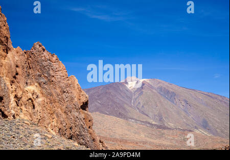 Tenerife, formazioni rocciose marcatura ex vertice dell'isola Roques Garcia, il Teide in background, la luce del mattino Foto Stock