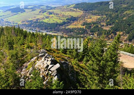 Il sentiero tra le nuvole..bellissimo paesaggio con la foresta e il cielo sulle montagne. Natura pura in Moravia inferiore - Repubblica Ceca - Europa. Foto Stock