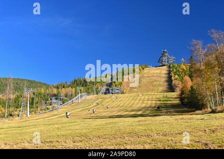 Il sentiero tra le nuvole..bellissimo paesaggio con la foresta e il cielo sulle montagne. Natura pura in Moravia inferiore - Repubblica Ceca - Europa. Foto Stock
