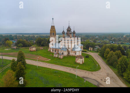 Vista della antica chiesa della Decollazione del Battista su una torbida settembre mattina (fotografia aerea). Parskoe, nella regione di Ivanovo. La Russia Foto Stock