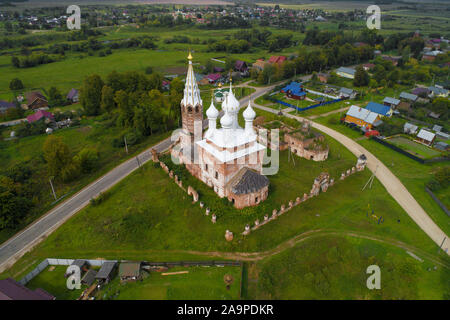 Vista superiore dell'intercessione la Chiesa su un settembre giornata nuvolosa (fotografia aerea). Il villaggio di Dunilovo. Nella regione di Ivanovo, Russia Foto Stock